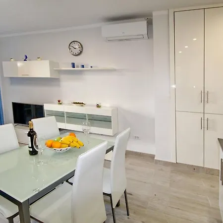 Апартаменты Modern In Complex With Pool In Адехе