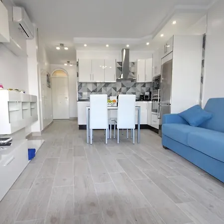 Modern In Complex With Pool In 아데제